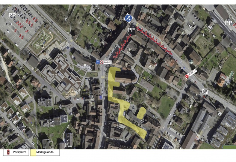 Parkiermöglichkeiten und Marktgelände im Flecken